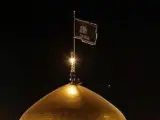Irán iza una bandera negra en el santuario de Imán Reza /