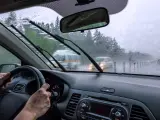 Una persona conduciendo mientras llueve.