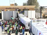 Varios camiones con ayuda humanitaria entran en Gaza por el paso fronterizo de Rafah
