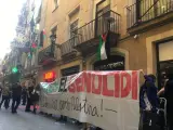 Manifestantes propalestina ocupan la entrada del Hotel Cortés, de propiedad israelí en Barcelona.