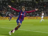 El canterano debutante del FC Barcelona Marc Guiu anota su primer gol con el primer equipo a los 23 segundos de saltar al terreno de juego durante el partido de LaLiga entre el Barcelona y el Athletic de Bilbao.