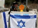 Un soldado israelí, en un tanque en la frontera entre el estado israelí y el Líbano, este sábado.