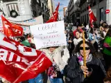 Decenas de personas protestan durante una concentración contra el grupo de escuelas infantiles Kidsco, en la Puerta del Sol, a 21 de octubre de 2023, en Madrid (España).