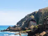Iglesia de Santa Justa oculta en un acantilado a pocos metros del mar