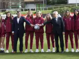 Las jugadoras de la selección española, junto al presidente del CSD, Víctor Francos (izq.), y el presidente de la RFEF, Pedro Rocha (der.).