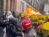 Los bomberos de Galicia salen a la calle con lanzallamas: "Parece mentira que ellos hagan estas acciones", denuncia la Policía
