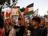 Manifestantes con carteles y banderas con una sandía (símbolo de la bandera palestina), en Jerusalén, el 23 de julio de 2023.
