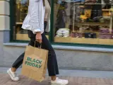 Una chica con bolsas en 'Black Friday'.