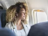 Una joven duerme en un vuelo.
