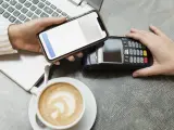 Una persona pagando con el móvil en una imagen de archivo