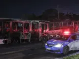 Fotografía que muestra un autobús de servicio público incinerado, hoy en el barrio de Campo Grande, en la zona oeste de la ciudad de Río de Janeiro (Brasil).