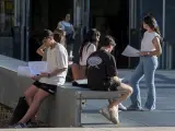 Estudiantes esperan a que comience un examen de la EBAU, en la Facultad de Farmacia de la UCM, a 4 de julio de 2023, en Móstoles, Madrid (España).