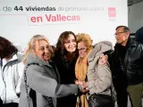 La presidenta de la Comunidad de Madrid, Isabel Díaz Ayuso, entrega las llaves de 44 viviendas de alquiler social.