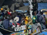 Migrantes en la isla de El Hierro, este lunes.