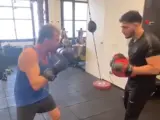 Pablo Motos y Omar Montes entrenando boxeo.