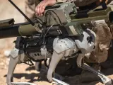El perro robot unido al lanzacohetes antitanque M72
