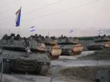 Tanques israel&iacute;es se dirigen hacia la frontera de la Franja de Gaza.