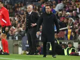 Xavi Hernández dirigiendo al Barça con Ancelotti de fondo. Carlo Ancelotti and Xavi Hernandez are playing in the match between FC Barcelona and Real Madrid CF, corresponding to the second leg of the Copa del Rey Semi-Finals, taking place at the Spotify Camp Nou Stadium in Barcelona, on April 5th, 2023. (Photo by Joan Valls/Urbanandsport /NurPhoto)