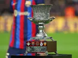 El trofeo de la Supercopa, entregado el pasado año a la afición del Barça como campeón.