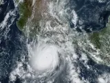 Esta imagen de satélite proporcionada por la NOAA el martes 24 de octubre de 2023, muestra al huracán Otis acercándose a la costa del Pacífico mexicano cerca de Acapulco.