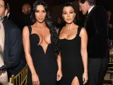 Kim y Kourtney Kardashian, en febrero de 2019.