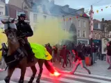 La policía francesa intenta controlar a los ultras de Lens y PSV.