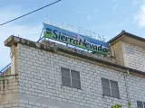 Cartel de la empresa Industrias Cárnicas Sierra Nevada en Cájar (Granada), afectada por la alerta de listeria.