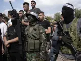 Militantes palestinos asisten a un funeral por las personas muertas durante una incursión militar israelí.