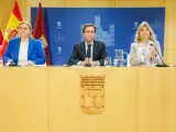 Almeida presenta las Ordenanzas fiscales junta la vicealcaldesa de Madrid, Inma Sanz, y la delegada de Hacienda, Engracia Hidalgo.