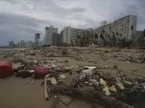 Escombros en la playa tras el paso del huracán Otis por Acapulco, México, miércoles 25 de octubre de 2023. El huracán Otis arrasó la costa del Pacífico sur de México como una poderosa tormenta de categoría 5.