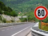 Imagen de una autovía con límite de 80 km/h.