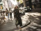 Una modelo pasea por las calles de Londres con vestido de flores.