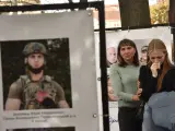 Una chica llorando junto a la foto de un soldado en la manifestación de Kiev.