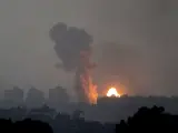 Una columna de humo y una bola de fuego caen sobre la Franja de Gaza, objetivo de constantes bombardeos del ejército israelí.