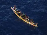 Imagen del cayuco con migrantes llegando a Canarias