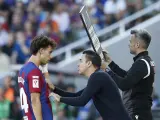 El técnico del FC Barcelona Xavi Hernández (d) habla con su delantero João Félix (i) durante el partido.