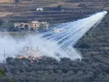 Un proyectil de artillería israelí explota sobre una casa en al-Bustan, una aldea libanesa fronteriza con Israel.
