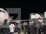 Manifestantes saltando a la pista del aeropuerto de Majachkalá, en la república rusa de Daguestán, para retener un avión procedente de Israel.