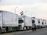 Camiones que transportan ayuda humanitaria con destino a la Franja de Gaza esperan pasar por el cruce fronterizo de Rafah.