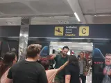 El rapero mallorquín Valtònyc, recibido por familiares y amigos, a su llegada al aeropuerto de Palma.