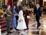 La princesa Leonor, la Reina Letizia y el Rey Felipe VI saludan a la presidenta de la Comunidad de Madrid, Isabel Díaz Ayuso en la recepción con motivo del Día de la Fiesta Nacional de España.