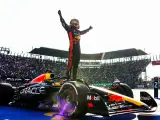 Verstappen celebra su victoria en el Gran Premio de México.