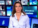 Ángeles Blanco presentando 'Informativos Telecinco' desde el control de realización.