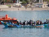 Un cayuco arribó este domingo al puerto de Los Cristianos en Tenerife.