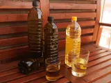 Botellas y vasos de aceite