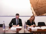 La segunda teniente de alcaldía, Maria Eugenia Gay, y el consejero delegado de Aigües de Barcelona, Felipe Campos, firman la renovación del acuerdo.