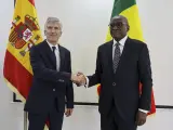 El ministro del Interior en funciones, Fernando Grande-Marlaska (i), durante su reunión con su homólogo senegalés, Sidiki Kaba (d), este lunes en Dakar