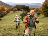 Una pareja de edad avanzada practican senderismo.