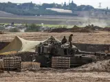 Veh&iacute;culos blindados y soldados del ejercito israel&iacute; agrupados en una zona indeterminada del frente.
