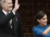 Los reyes Felipe y Letizia saludan a su llegada al Congreso de los Diputados donde este martes tiene lugar la jura de la Constituci&oacute;n de la Princesa Leonor por su mayor&iacute;a de edad ante las Cortes Generales.